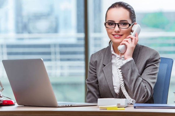 Femme passant un appel téléphonique.
