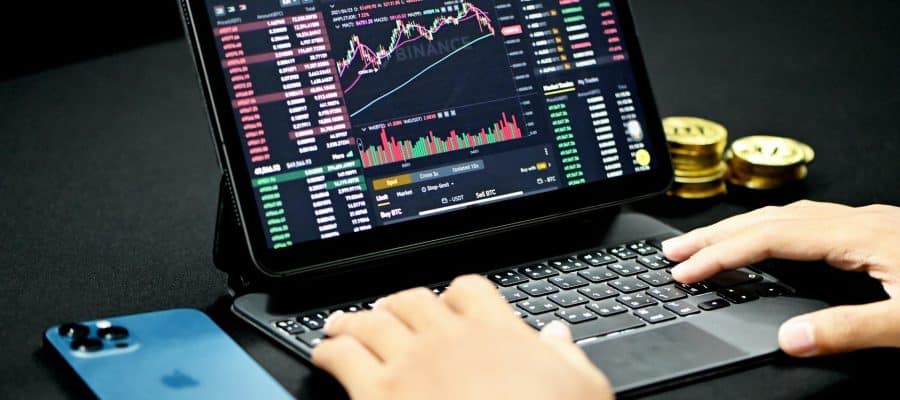 Homme investissant dans la cryptomonnaie