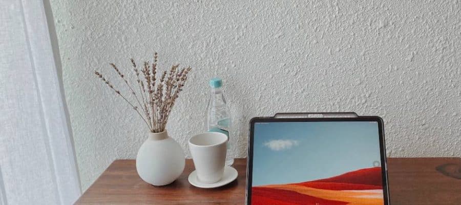 Tablette avec clavier posée sur la table