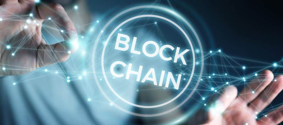 homme tenant des fils virtuels de blockchain