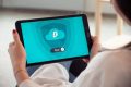 Femme tenant une tablette Samsung