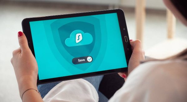 Femme tenant une tablette Samsung