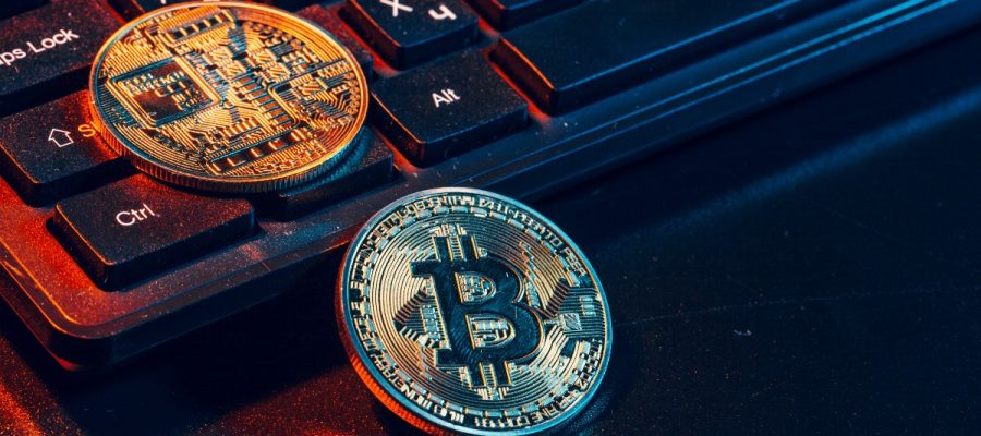 cryptomonnaies posées sur un ordinateur