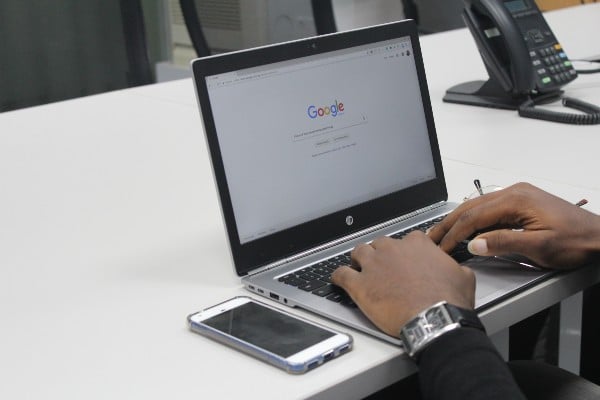 un homme se connectant à Internet