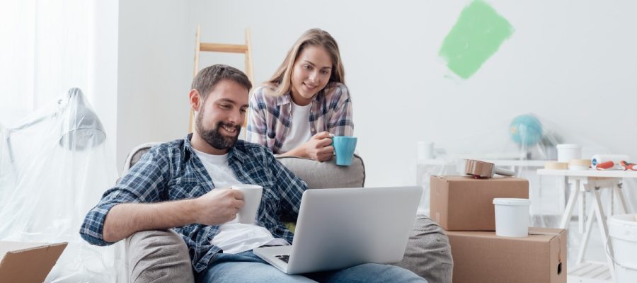Un couple assis devant un ordinateur
