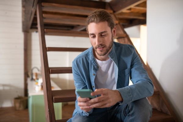 Homme regardant son téléphone