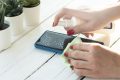 nettoyage d'un smartphone avec du liquide