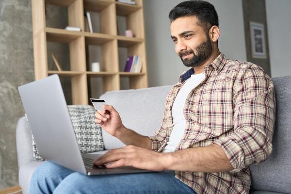 Image illustrant un homme se connecter sur son ordinateur portable 