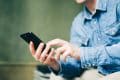 Homme regardant son téléphone