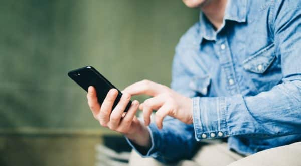 Homme regardant son téléphone