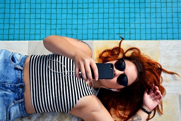 une femme tenant son téléphone 