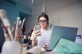 une femme avec son téléphone