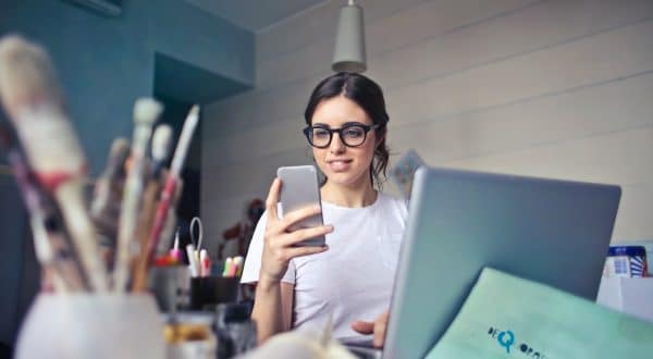 une femme avec son téléphone