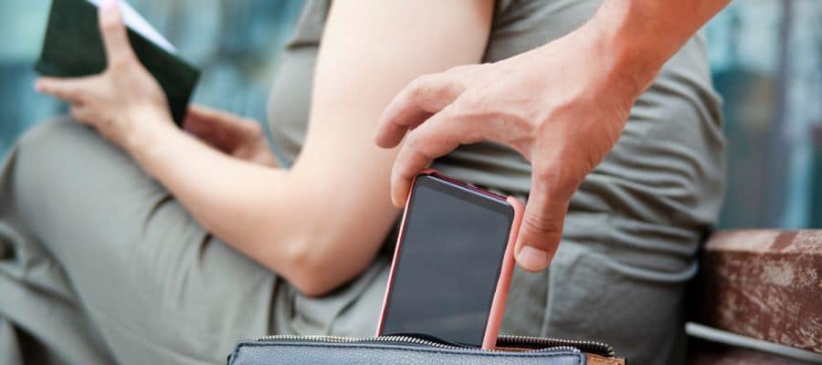 un homme en train de voler un téléphone