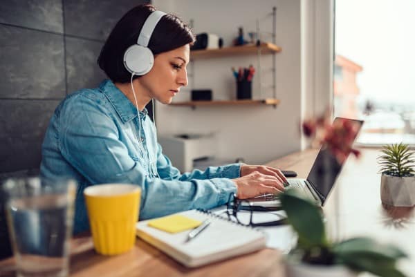 une femme en train de travailler 